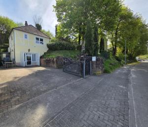 a driveway with a gate in front of a house at Galerie Apartment Leon in Kippenheim
