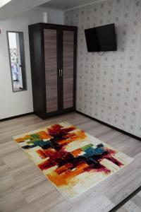 a room with a rug on the floor with a door at Casa de la Nuc in Târgu Jiu