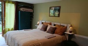 a bedroom with a large bed and a window at Aux 10 Ponts Maison spacieuse et conviviale au bord de la Somme la mer à 30 min 6 personnes in Pont-Rémy