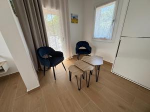 a room with three chairs and a table and a whiteboard at OTB ITALIA - Airport Rooms in Treviso +31 photos