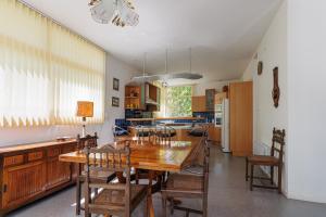 a dining room with a table and a kitchen at Villa Yantet - Conciergerieland in Soustons +21 photos