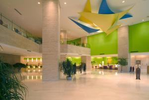 un vestíbulo con techo de estrellas en un edificio en Weihai Haiyue Jianguo Hotel en Weihai