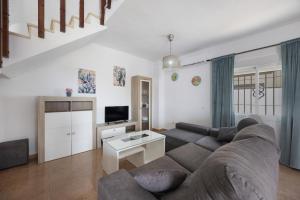 a living room with a couch and a table at Casa Familiar La Lobita 2 in Conil de la Frontera