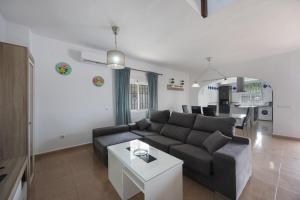 a living room with a couch and a table at Casa Familiar La Lobita 2 in Conil de la Frontera