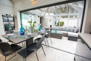 a dining room with a table and chairs at Ty Haf in Rhosneigr