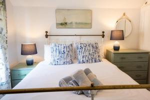 a bedroom with a bed with two lamps and a mirror at Ty Haf in Rhosneigr