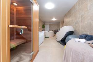 a room with a mirror and a room with a bed at Sensori Nuit in Grand-Champ