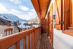 a balcony with a view of the mountains at L'Igloo - Balcon- Vue- Chic pres St-Lary in Vignec