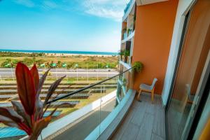 ein Balkon mit Meerblick in der Unterkunft Bio Hôtel in Lomé