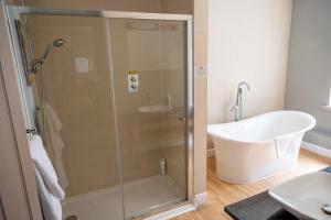 ein Badezimmer mit Dusche, Badewanne und Waschbecken in der Unterkunft Cedars Inn by Greene King Inns in Barnstaple + 29 Fotos