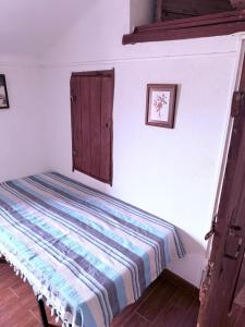 a small bed in a room with at Refugio da Maceira in Marvão +82 photos