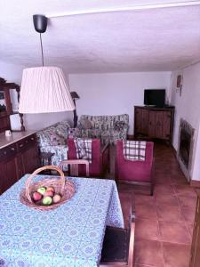 a living room with a table with a basket of fruit on it at Refugio da Maceira in Marvão