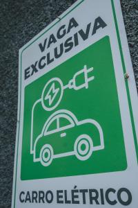 a green sign with a car on it at Hotel Habitare in Nova Friburgo +39 photos