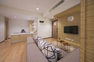 TV a/nebo společenská místnost v ubytování Kinabalu Daya Hotel