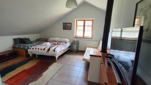 a small bedroom with a bed and a window at La casa del Torreón in San Isidro