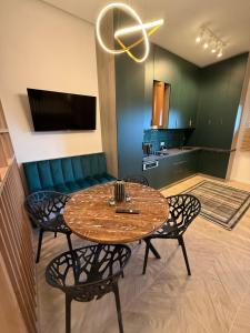 a dining room with a table and four chairs at Tomis Villa Center Studio in Constanţa