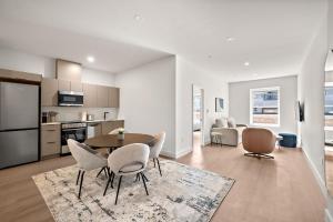 a living room with a table and chairs and a kitchen at Le Nomade Quartier Chinois in Montreal