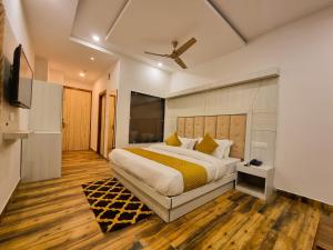 a bedroom with a bed and a ceiling fan at Hotel Mistwood in Banikhet
