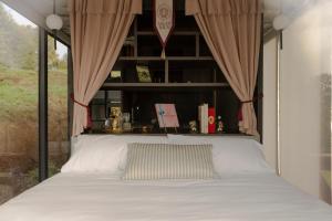 a bed in a room with a large window at Aslan Haus in Villarrica