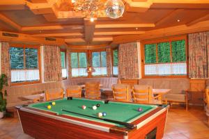 a room with a pool table in a house at Hotel Kajetansbrücke in Pfunds