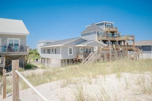 a house sitting on top of a beach at Lowe Tide in Oak Island