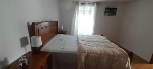 a bedroom with a bed and a window at Casa do Freire - Serra da Estrela in Aguincho