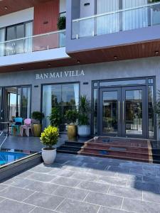 a building with a sign that reads bank main villa at Villa Ban Mai in Tài Xá +5 photos
