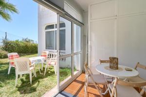 a room with a balcony with a table and chairs at Apartamento Bellavista Torrox Park in Torrox