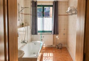 a bathroom with a tub and a sink at Zentrale Ferienwohnung am Bad Muskauer Park 2 Schlafzimmer Parkplatz Top Lage in Bad Muskau