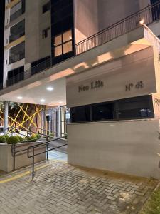 a building with a sign that reads metro life at Apartamento Studio in Arujá