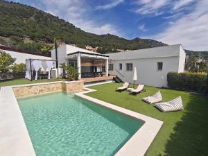 a backyard with a swimming pool and a house at Villa Sueños in Mijas