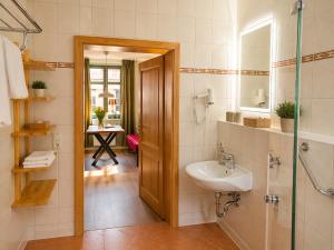 a bathroom with a sink and a mirror at Zentrale Ferienwohnung am Bad Muskauer Park 2 Schlafzimmer Parkplatz Top Lage in Bad Muskau