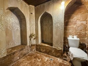a bathroom with a toilet and a sink at Dara Konagı in Mardin +69 photos