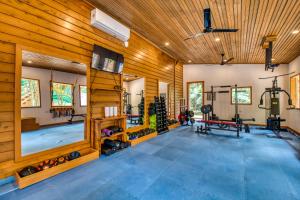 a fitness room with wooden walls and a gym at TropicalArts Resort&Studios in Bocas Town