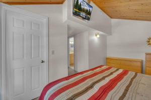 a bedroom with a bed and a white wall at Pine Mountain - Unit 13 in Sunriver