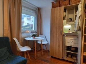 a small room with a table and a small kitchen at Freilandhof in Ötisheim