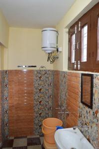 a bathroom with a toilet and a sink at Yatra Homestay in Joshīmath