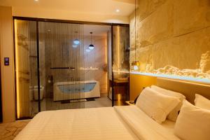 ein Schlafzimmer mit Badezimmer mit Badewanne und Bett in der Unterkunft Bio Hôtel in Lomé + 286 Fotos