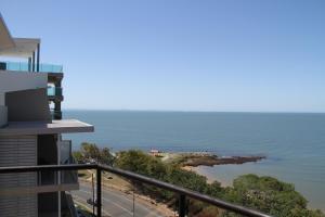 una vista dell'oceano dal balcone di un edificio di Sunset Sails Penthouse Redcliffe a Redcliffe