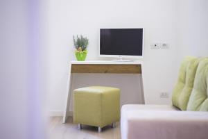 a room with a desk with a monitor and a chair at Country Resort Canova in Negrar