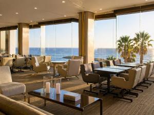 a restaurant with tables and chairs and the ocean at חדר על הים בהרצליה in Herzliya B