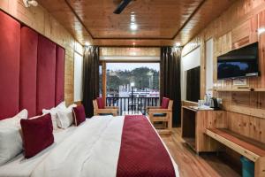 a hotel room with a bed and a tv at Hotel Dalhousie Delight in Dalhousie
