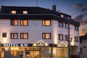 a hotel kiwi kiwi hotel at night at Hotel KM in Darmstadt
