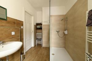 a bathroom with a tub and a sink and a shower at Ferienwohnung Schwarz & Weiß in Eisenach +26 photos