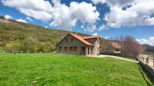 a house on a green field with a hill at La casa del Torreón in San Isidro