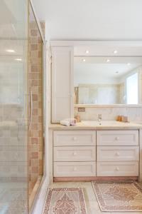 a bathroom with a sink and a shower at Appartement Centre de Saint-Tropez in Saint-Tropez +8 photos