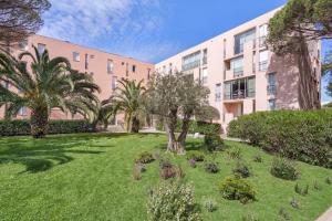 a garden in front of a building at Appartement Centre de Saint-Tropez in Saint-Tropez