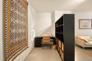 a living room with a large rug on the wall at Markt 5 in Lier