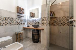 a bathroom with a shower and a sink and a toilet at Kasa Kalagonis in Maracalagonis