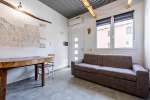 a living room with a couch and a table at Kasa Kalagonis in Maracalagonis +22 photos